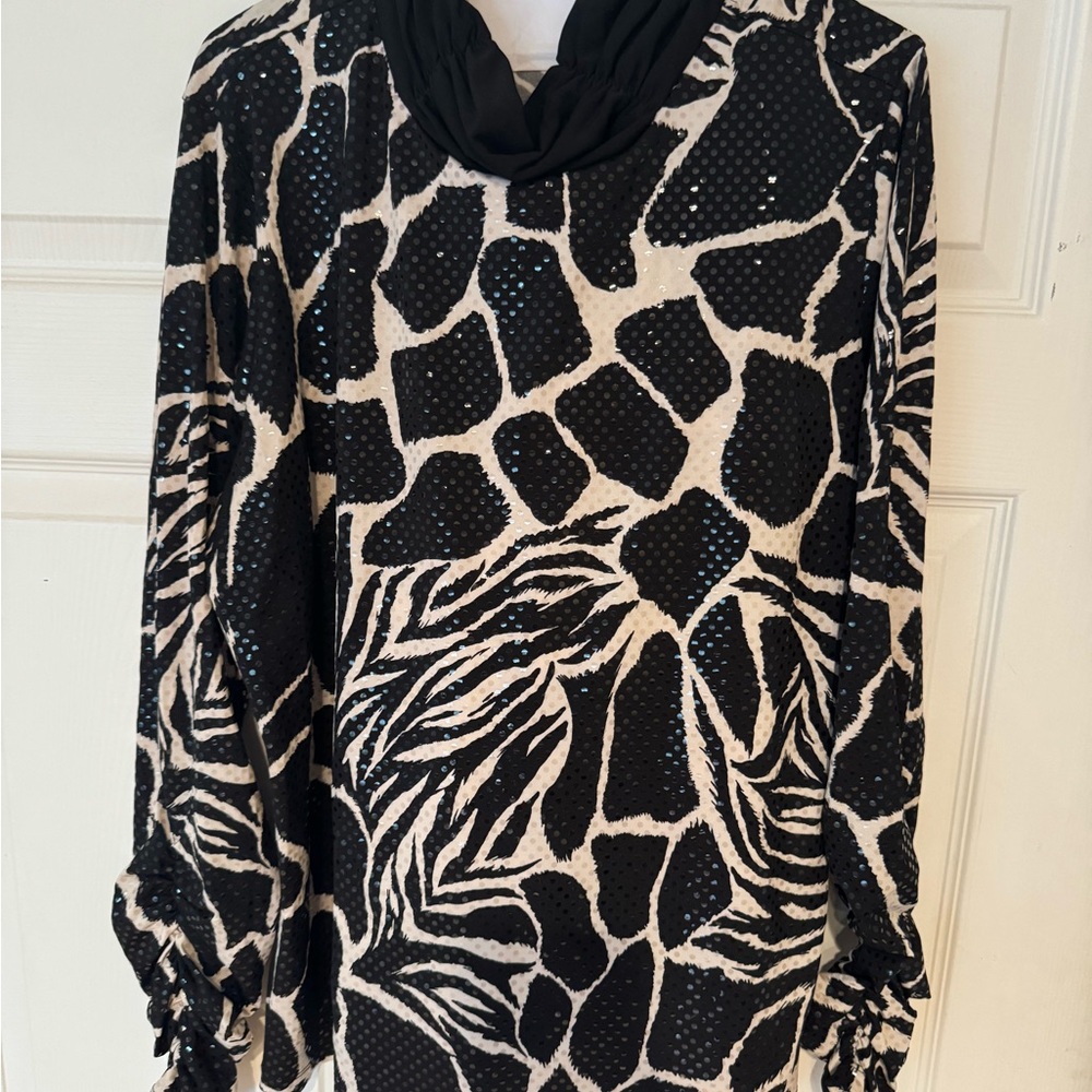Susan Graver Black and White Patterned Top